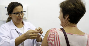 Baixa adesão à vacina contra gripe aumenta risco da propagação do vírus influenza