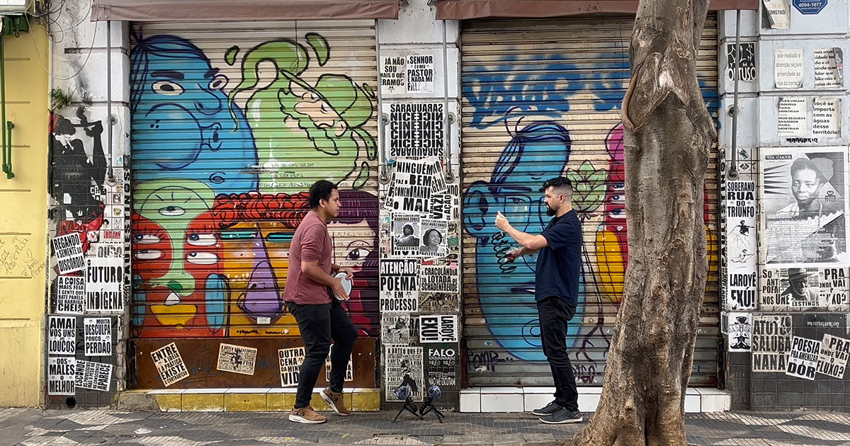 Christopher Alex e Heri Brandino em gravação realizada na porta do Bar da Nice, no Território da Cracolândia, para o trabalho audiovisual “Escuta em Disputa” - Foto: Lílian Campesato