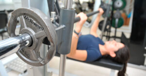 Musculação e consumo de proteínas são fundamentais para evitar perda de massa muscular