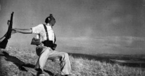 Entre o fato e a ficção, as fotos de Robert Capa não mentem