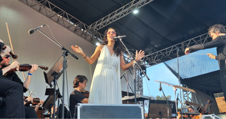 Marisa Monte canta ao lado do maestro André Bachur. Foto Elcio Silva - Cultura e Extensão USP.