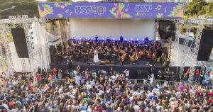 Sob a luz e o som de Marisa Monte, público é destaque na festa dos 90 anos da USP