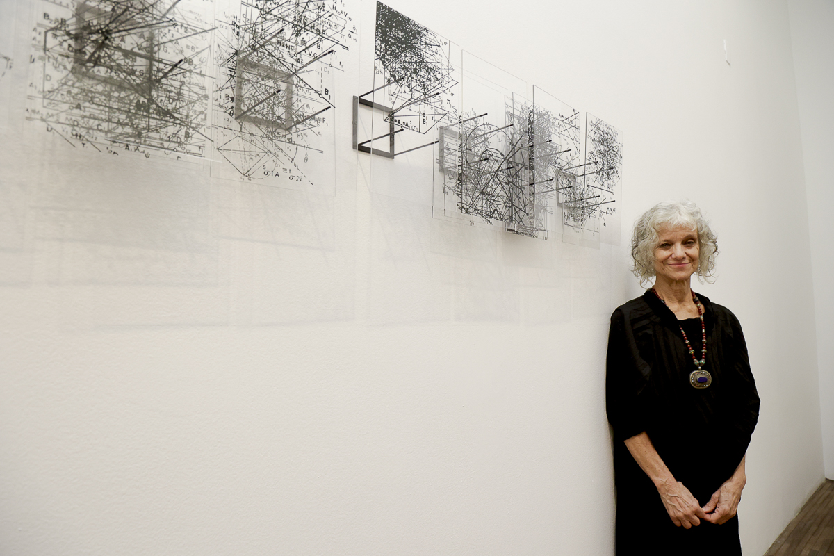 Edith ao lado de sua obra que explora as sutilezas da geometria descritiva - Foto: Cecília Bastos/USP Imagens