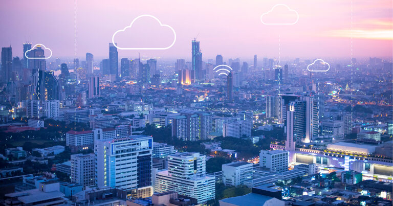 Montagem de uma foto com vista aérea de uma cidade e pequenos ícones de conectividade sobre a foto