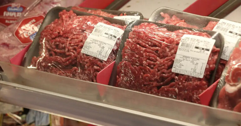 Embagens de Carne moída numa prateleira de supermercado