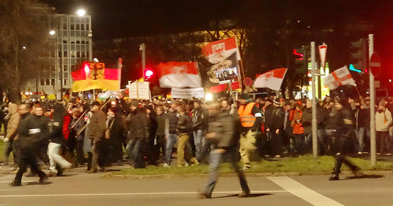 Grupo de pessoas da direita radical seurando bandeiras da Alemanha em manifestação