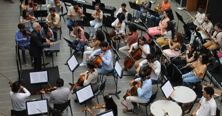 Uma orquestra tocando instrumentos.