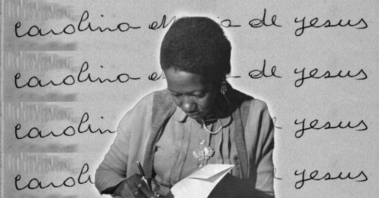 Imagem: Foto em preto e branco de mulher negra autografando um livro