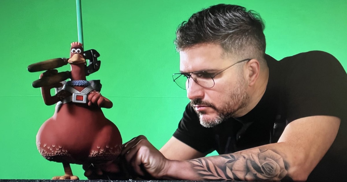 Animador brasileiro, mechendo em personagem do filme fuga das galinhas, para confecção da produção do filme em stop motion