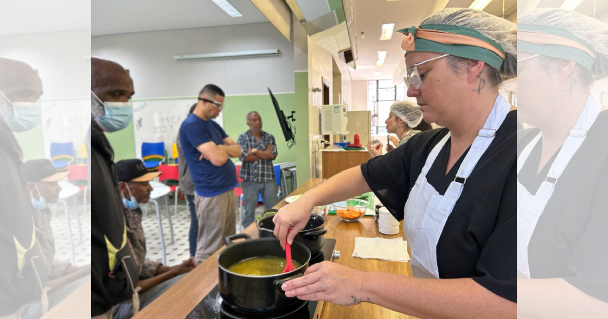 mulher preparando alimento em cozinha comunitária