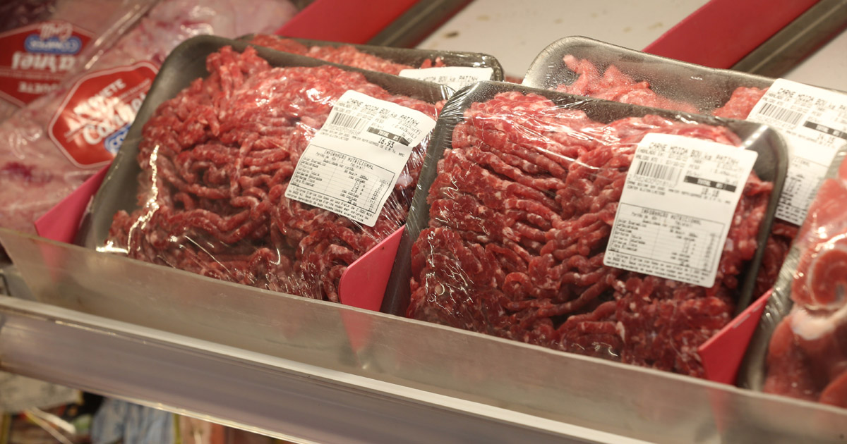 Bandejas de carne numa prateleira de supermercado