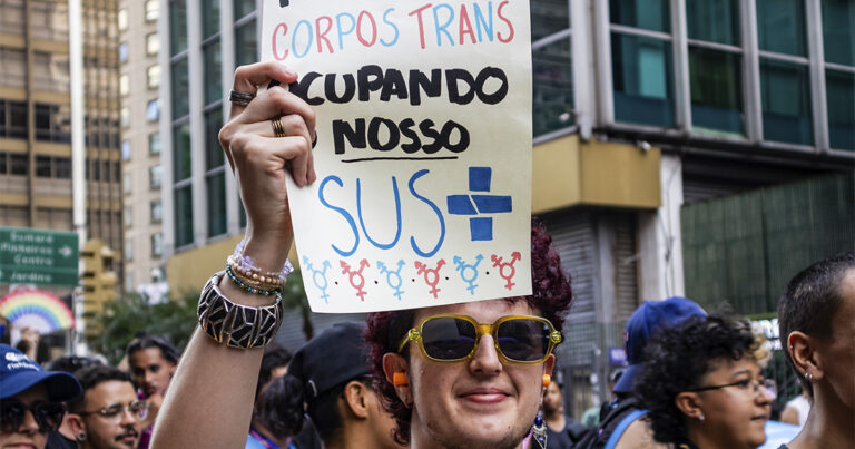 Imagem: Manifestante segura cartaz em manifestação