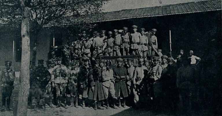 Tropas revoltosas do Exercito, no pateo do Quartel da Luz, durante a Revolução (ou Revolta) Paulista de 1924