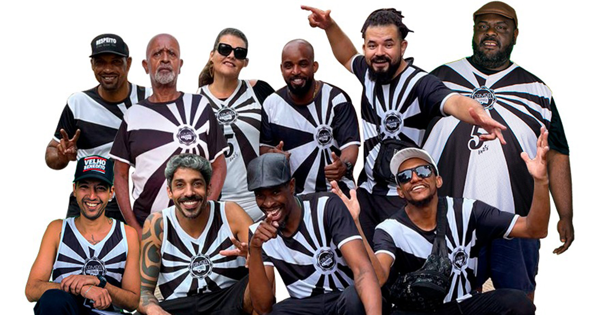 Integrantes de um grupo de samba posando para foto em fundo branco