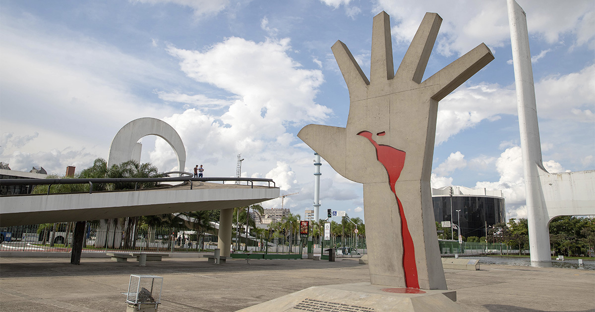 Escultura do Memorial da América Latina que é uma mão aberta com um mapa no meio