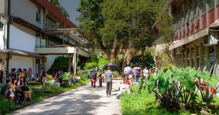 Alunos circulando entre os prédios de Letras da FFLCH USP