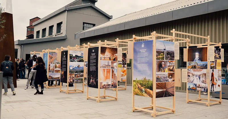 Vários totens em madeira com fotos da exposição sobre arquitetura em madeira de tecnologia sueca