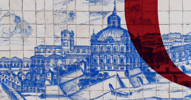 Parede de azulejos com desenhos de casas, um rio e um barco.