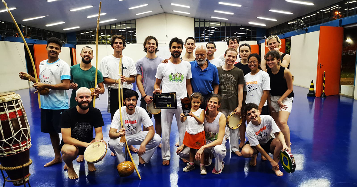 Turma da capoeira do CEPE posa para foto com berimbaus e pandeiros