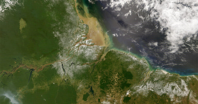 Imagem de satélite da área da foz do Rio Amazonas, uma parte a terra e uma parte o mar