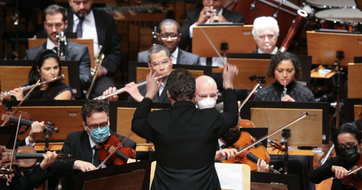 Um orquestra apresentando concerto.