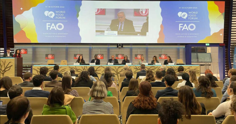 Evento com público assistindo uma palestra