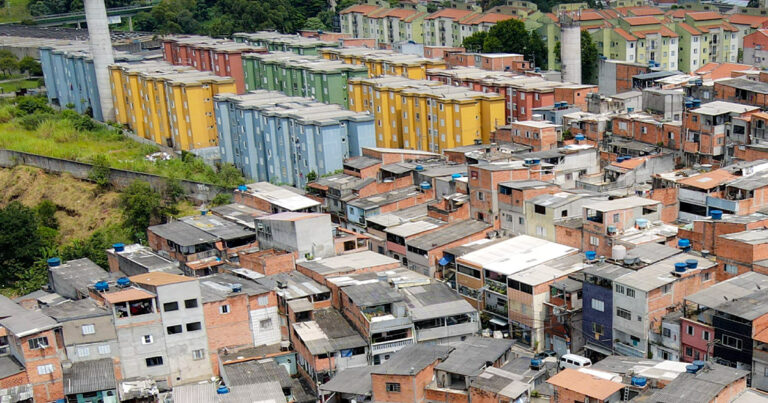 Vista aérea do Jardim Gazuza. Metade da área construída do bairro é formado por conjuntos habitacionais, a outra por autoconstrução.