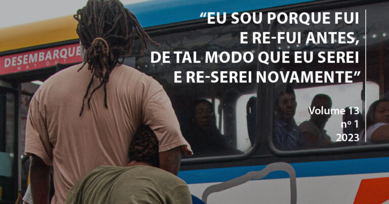 Imagem: Dois homens negras abraçados, de costas, diante de um ônibus