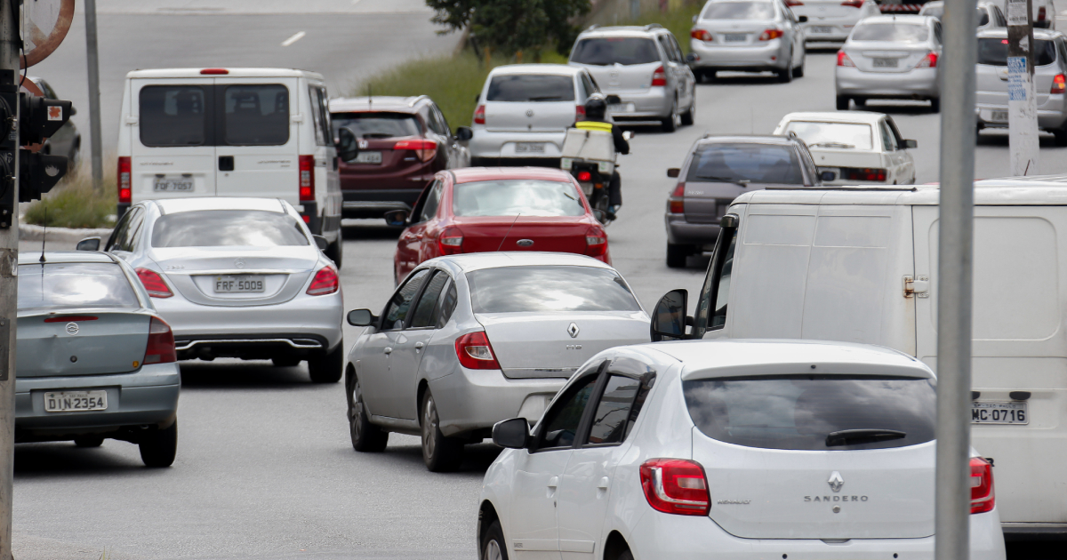 Fotografia mostra trânsito com congestionamento de veículos