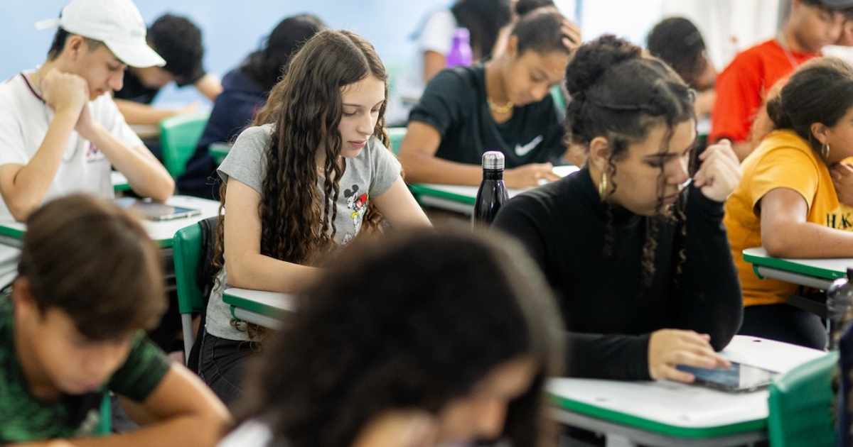 Gurpo de estudantes em uma sala de aula