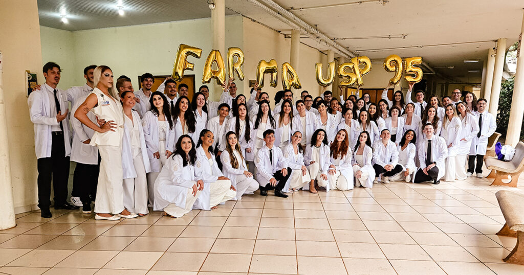 grupo de cerca de 50 estudantes, todos vestidos de branco