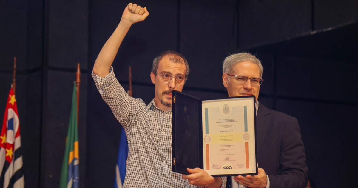 Emocionado, Nicolau Bruno de Almeida (à esquerda) leu uma carta da mãe em homenagem ao aluno da ECA - Foto: Cecília Bastos/USP Imagens