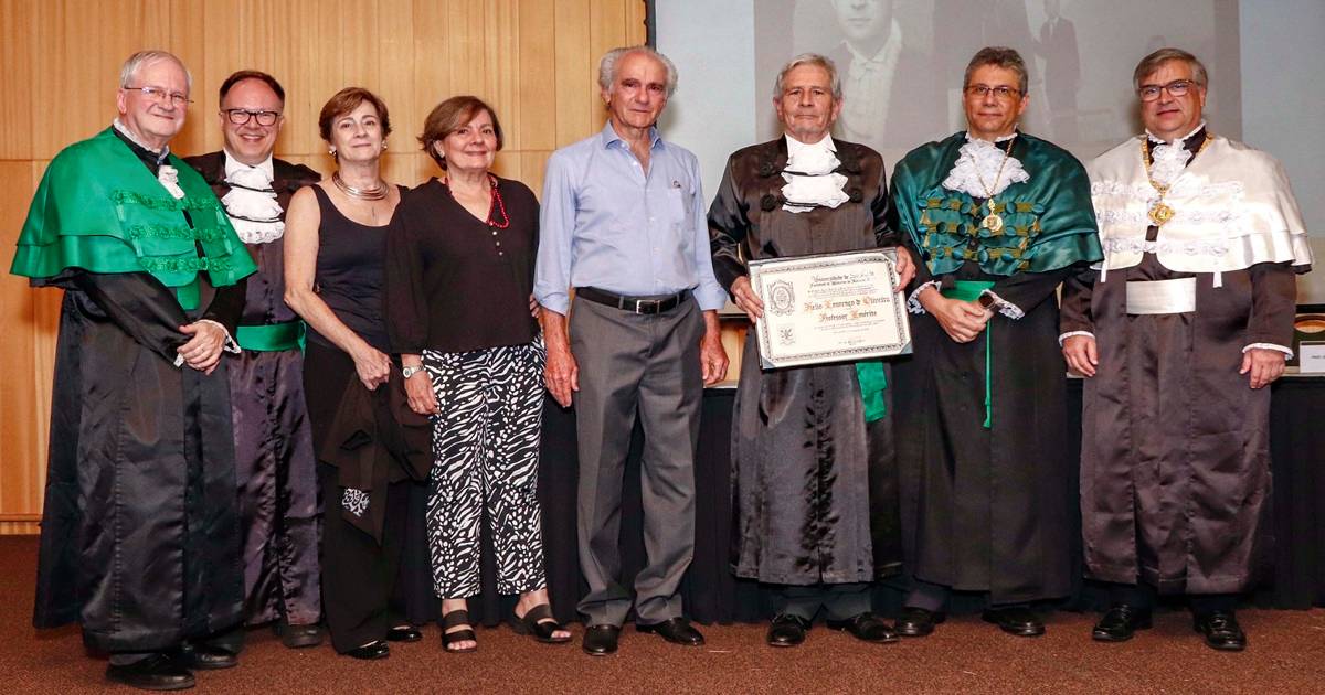 A cerimônia de outorga do título de Professor Emérito a Hélio Lourenço de Oliveira reuniu dirigentes da Universidade e familiares do homenageado - Foto: Documentação Científica da FMRP