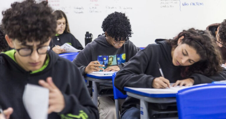 Alunos numa sala de aula fazendo uma prova