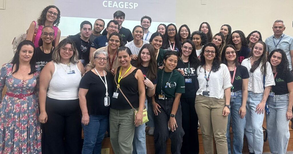 grupo de alunos em pé e no fundo telão com a palavra Ceagesp