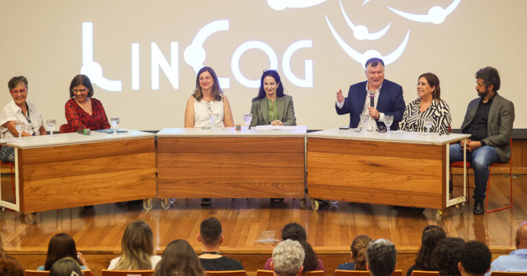 A mesa de abertura do quinto Simpósio Internacional sobre Linguagem e Cognição com Marcos da Costa, secretário de Estado de Direitos da Pessoa com Deficiência de São Paulo, Marli Quadros Leite, pró-reitora de Cultura e Extensão Universitária da USP, Fraulein Vidigal de Paula, do IP e presidente do Lincog, Cristina Lopomo, do IFSP e vice-presidente do evento, Silvia Grecco, secretária Municipal da Pessoa com Deficiência de São Paulo, Bernardete Gatti, do Conselho Estadual de Educação, Susana Torresi, do Instituto de Química (IQ) da USP, e Carlos Eduardo Procópio, pró-reitor de ensino do IFSP