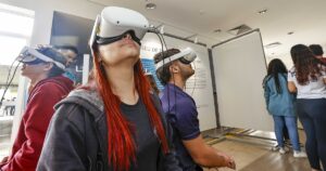 Pessoas usando óculos VR olham para diferentes direções