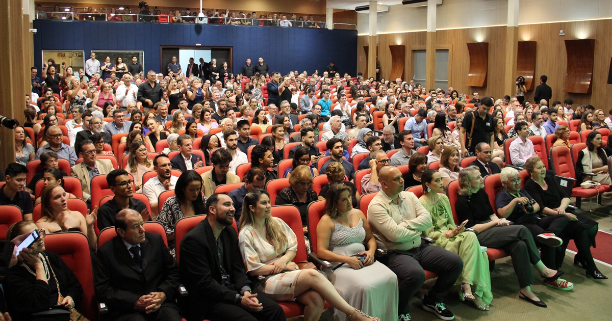 Pessoas lotam o auditório da Faculdade de Odontologia de Bauru