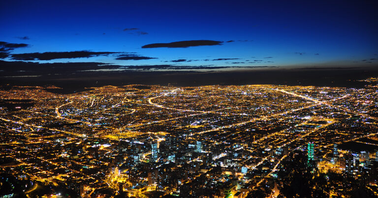 Imagem aérea de uma cidade (Bogotá) a noite com luzes acesas