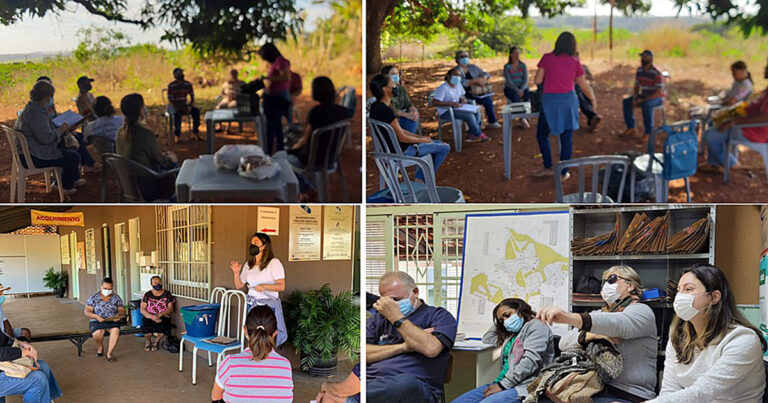 As imagens mostram grupos de pessoas participando de atividades ao ar livre e em ambientes internos. Na parte superior, há uma reunião sob uma árvore, onde os participantes estão sentados em círculo, em cadeiras de plástico. Na parte inferior, há atividades em um espaço coberto, com pessoas sentadas e uma mulher de pé falando, e outra cena em uma sala com mapas na parede e participantes interagindo, muitos usando máscaras faciais.