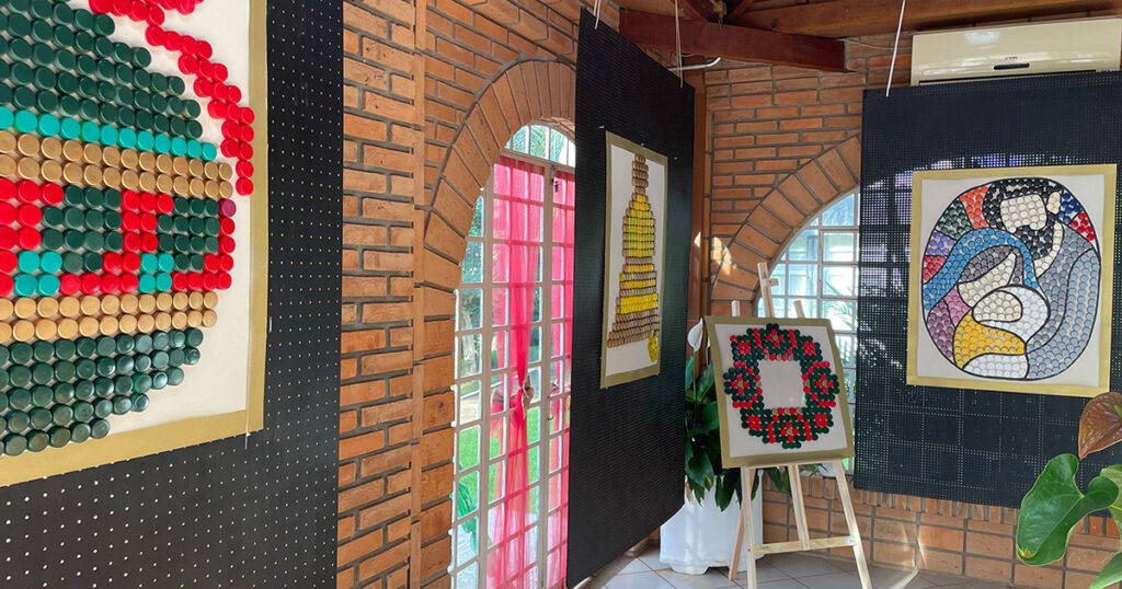 Uma sala de exposição com quadros na parede.