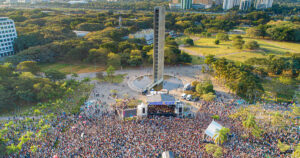 Visão aérea da Praça do Relógio na USP com palco e público vendo um show