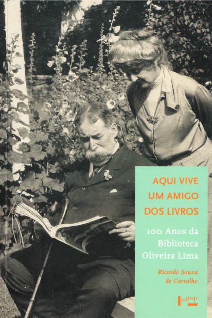 Capa de livro com uma foto de um homem sentado, lendo um livro e sendo observado por uma mulher.