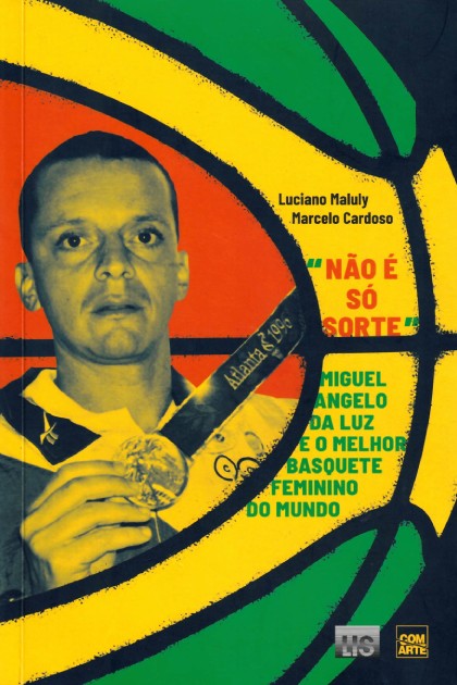 Capa de livro com a foto de um homem segurando uma medalha.