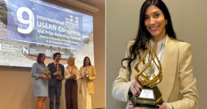 Foto de quatro pesquisadores segurando um troféu e ao lado uma mulher de cabelos longos castanhos segurando um troféu