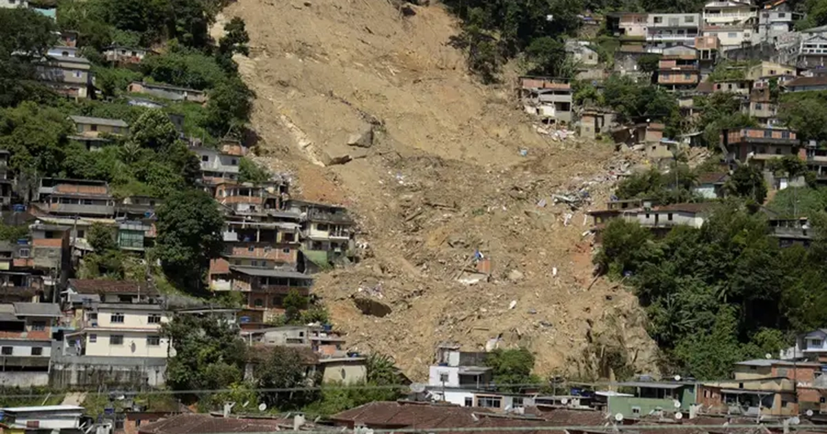 Visão em plano geral de uma área de encosta atingida por um deslizamento de terra