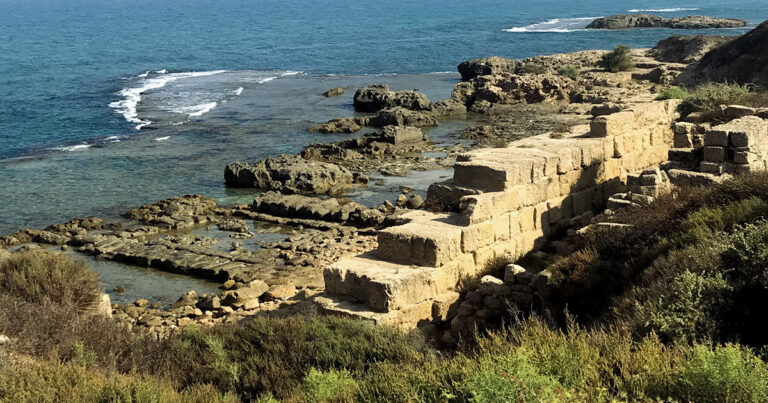 Imagem aérea de ruínas da Cesareia Palestina, antiga cidade romana próxima à Haifa banhada pelo Mar Mediterrâneo