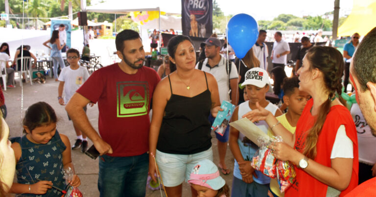 Adultos e crianças participam de atividades com médicos-veterinários residentes da USP