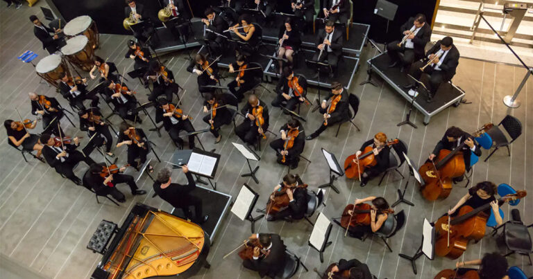 Uma orquestra durante uma apresentação.