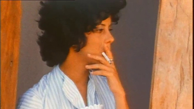 Uma mulher fumando.